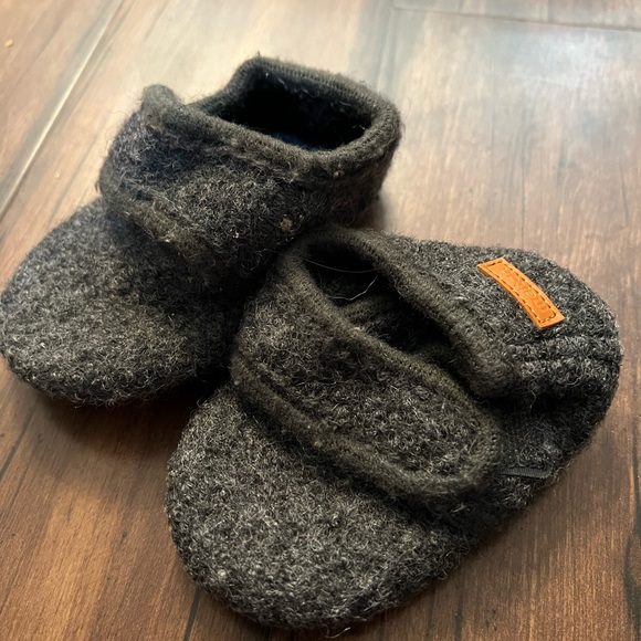 Kids shoes size 8 - Picture 2 of 5